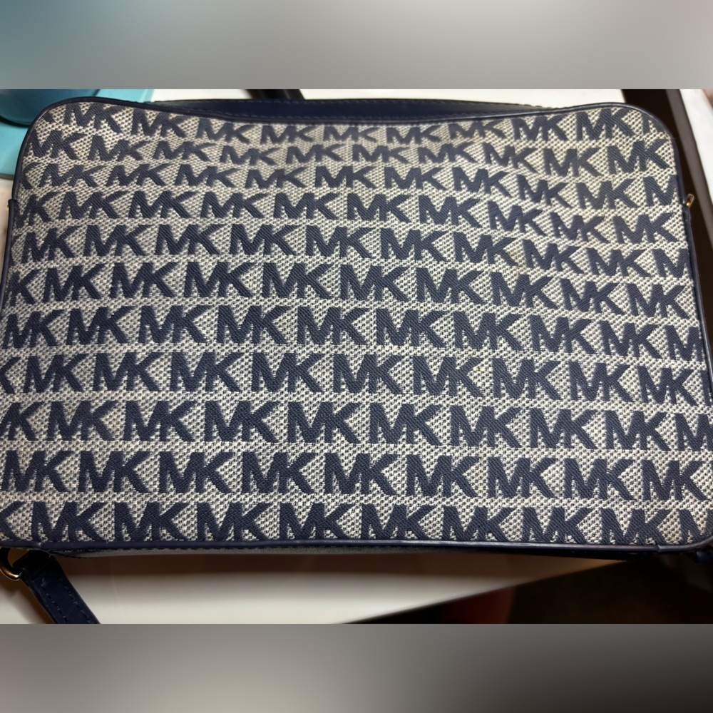 Michael kors crossbody - Picture 4 of 9